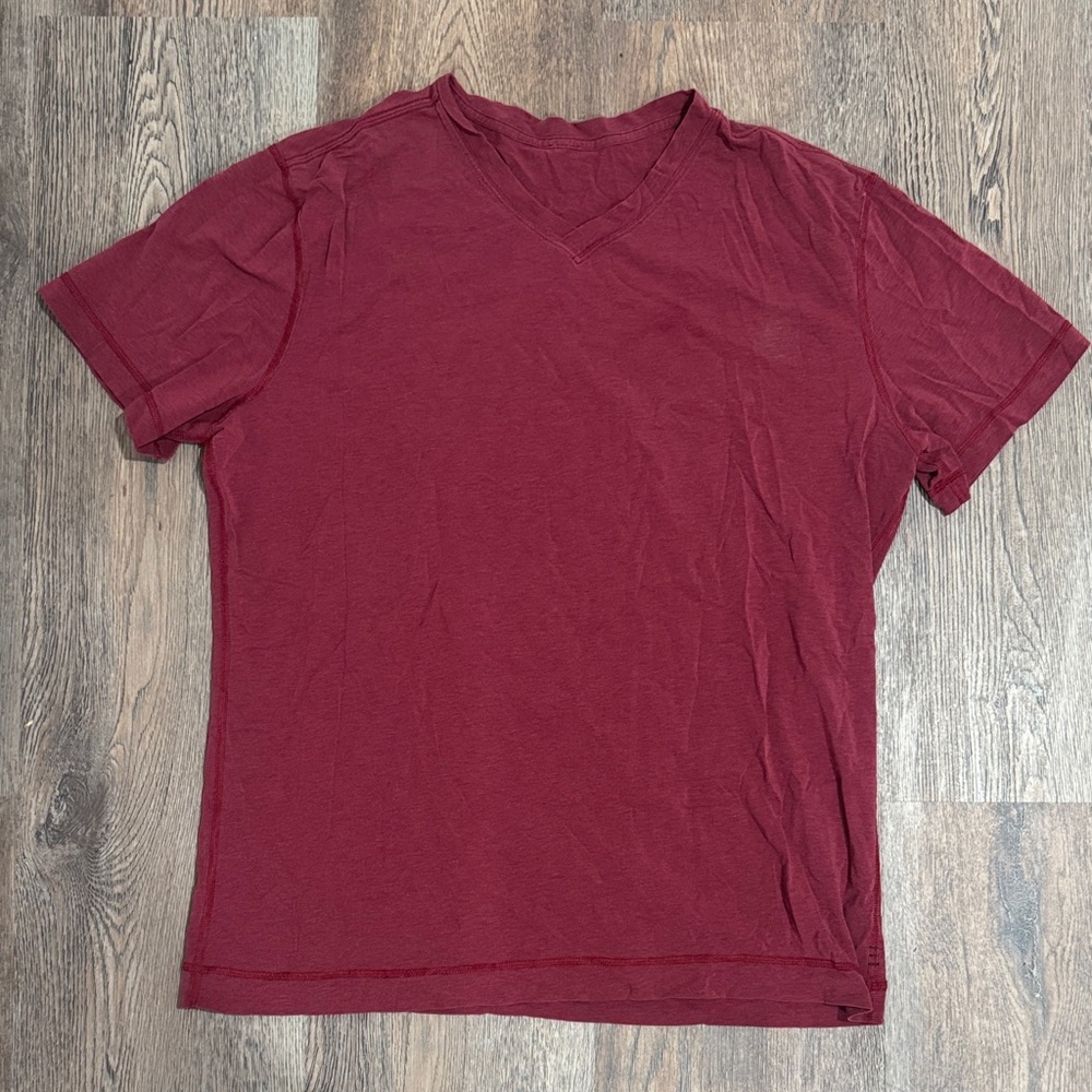 Men's lululemon Red V-Neck T-Shirt